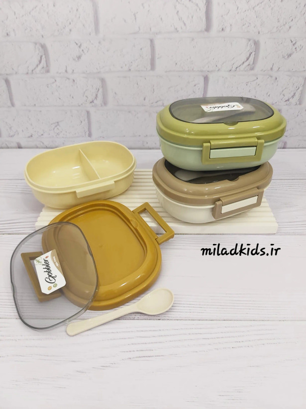 ظرف غذای کودک دو قسمتی همراه با قاشق پلاستیکی درب ظرف عسلی باز شده