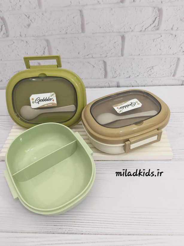 ظرف غذای کودک دو قسمتی همراه با قاشق پلاستیکی درب ظرف سبز باز شده