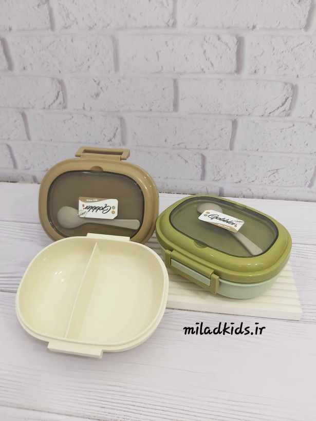 ظرف غذای کودک دو قسمتی همراه با قاشق پلاستیکی درب ظرف قهوه ای باز شده