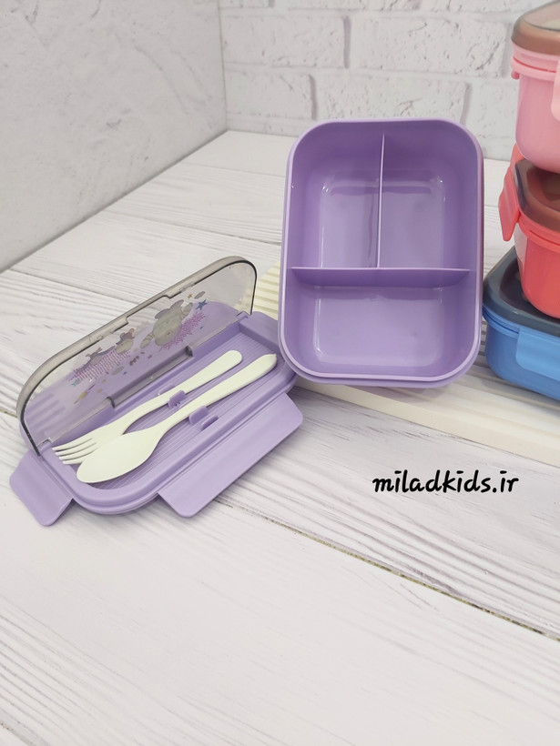 ظرف غذای کودک سه قسمتی رنگ بنفش درب مخصوص قرار گرفتن قاشق و چنگال روی درب اصلی