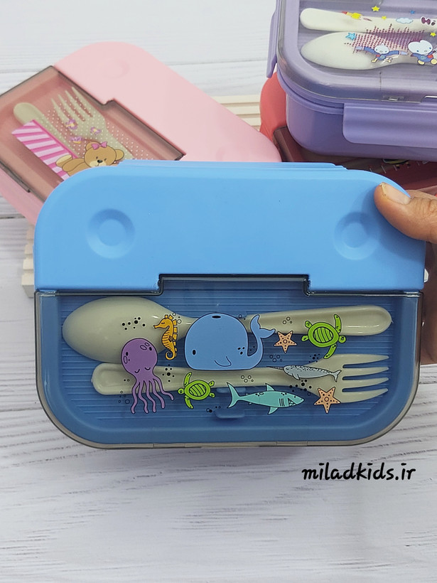 ظرف غذای بچگانه آبی چند قسمتی همراه با قاشق و چنگال طرج روی درب موجودات دریایی