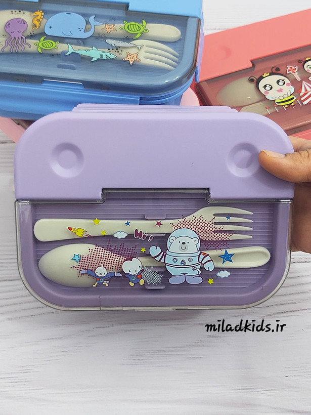 ظرف غذای کودک بنفش چند قسمتی همراه با قاشق و چنگال طرح روی درب فضانورد