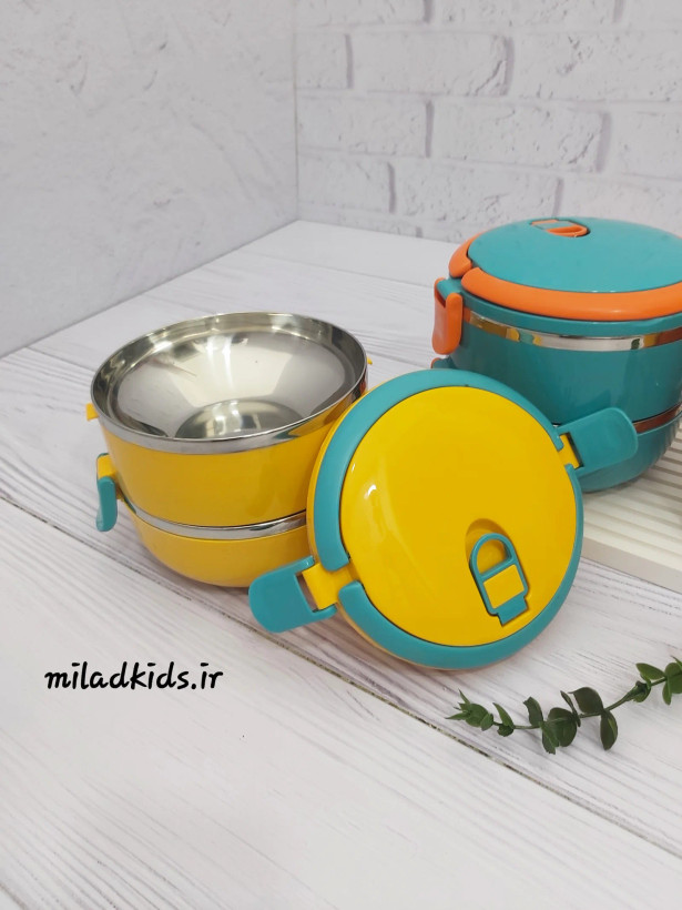 ظرف غذای دوطبقه داخل استیل رنگ زرد درب طبقه اول باز شده