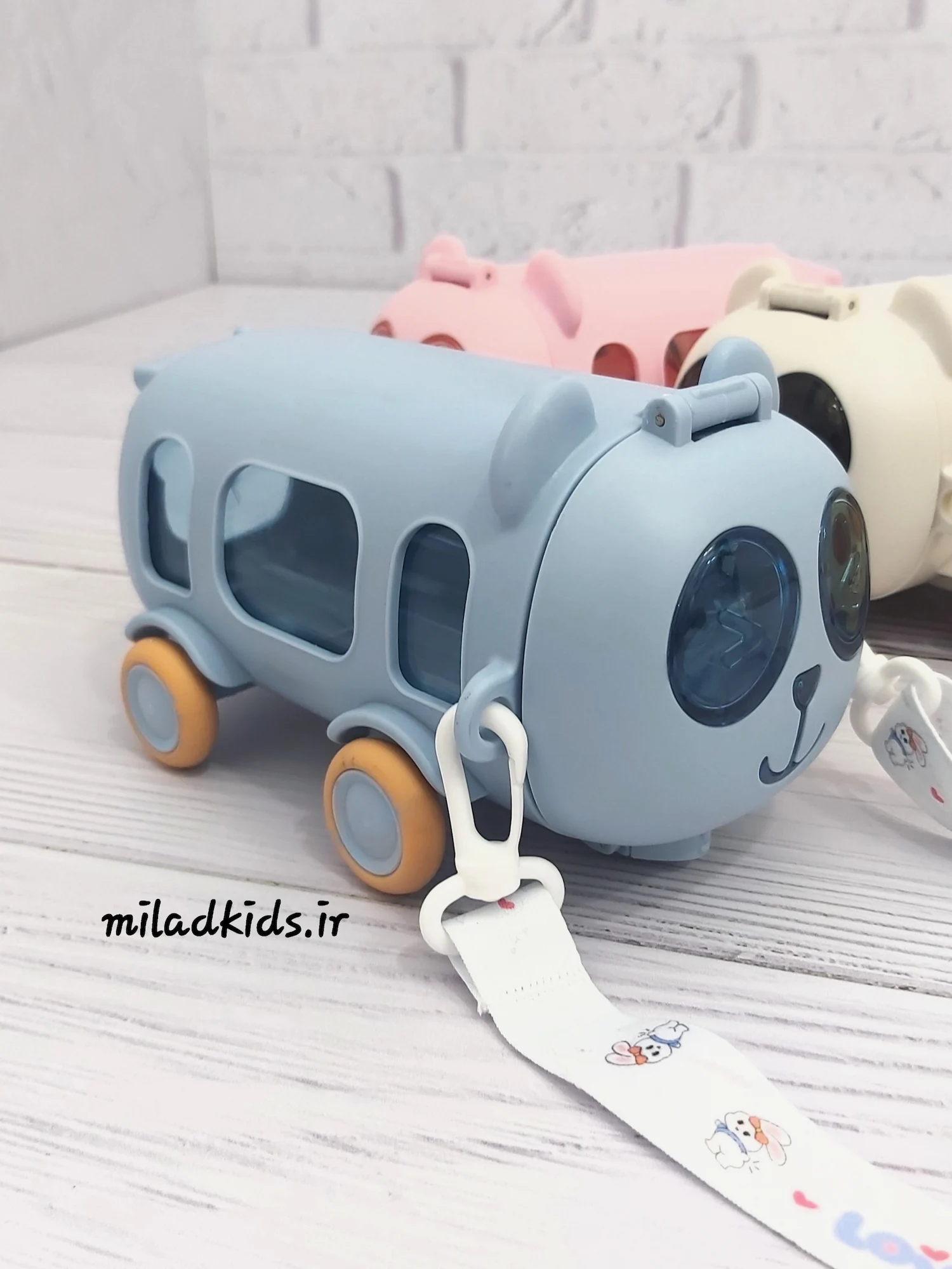 قمقمه فانتزی کودک اتوبوسی طرح پاندا رنگ آبی نمای روبرو با بند بلند طرحدار قابل تنظیم