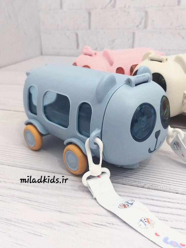 قمقمه فانتزی کودک اتوبوسی طرح پاندا رنگ آبی نمای روبرو با بند بلند طرحدار قابل تنظیم