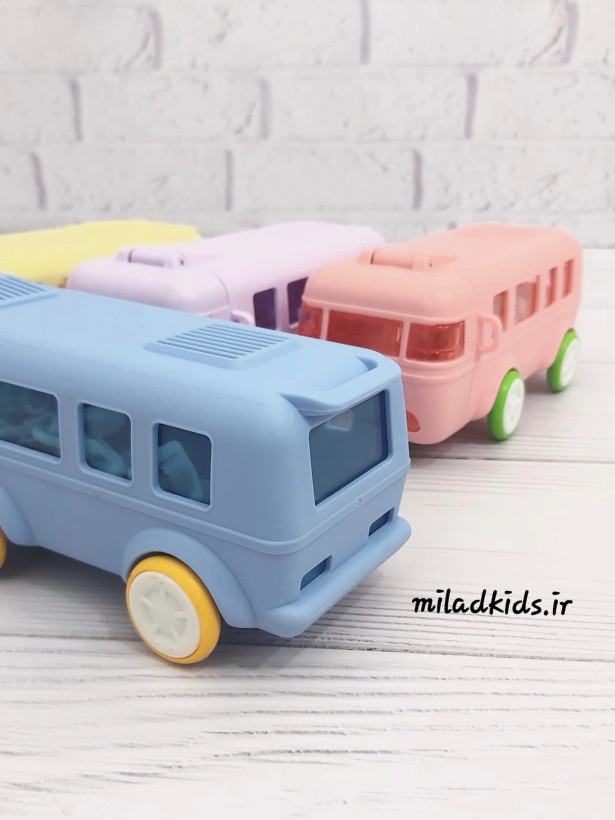 قمقمه فانتزی کودک اتوبوسی نی دار حجم 500ml رنگ آبی از نمای پشت محصول