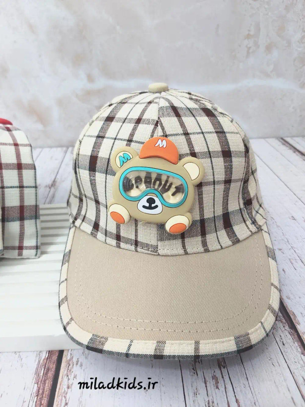 کلاه فانتزی کودک مدل بیسبالی (کپ) چهار خانه با عروسک متحرک برجسته رنگ کرم