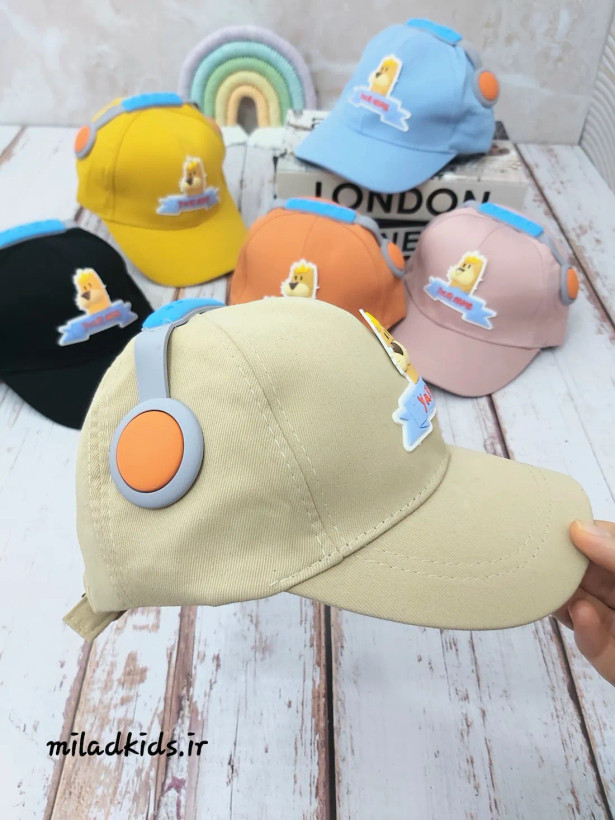 نمای نیمرخ کلاه کتان کودک بیسبالی مدل هدفونی رنگ کرم