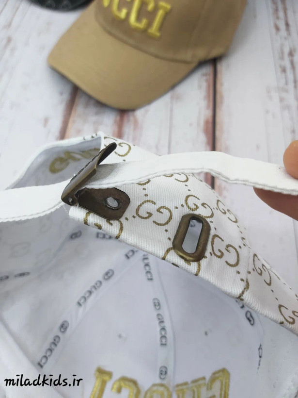 سگگ و بند پشتی کلاه کتان بیسبالی دخترانه طرح گوچی به صورت باز