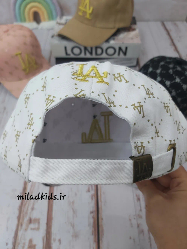 سگگ فلزی با نوشته LA برای تنظیم دور کلاه به صورت بسته