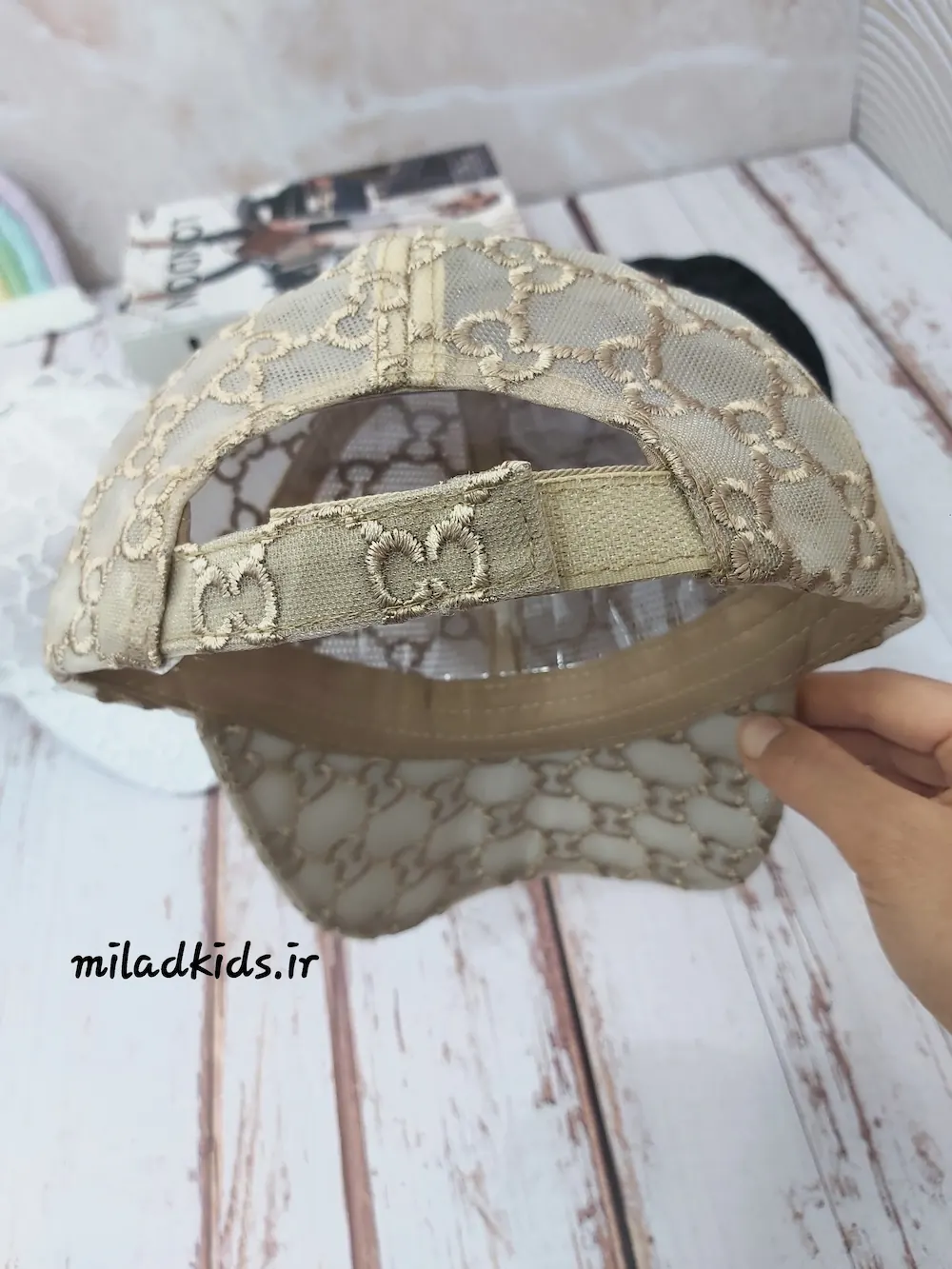 بند چسبی پشت کلاه دخترانه کپ تمام توری طرح کوچی جهت تنظیم سایز
