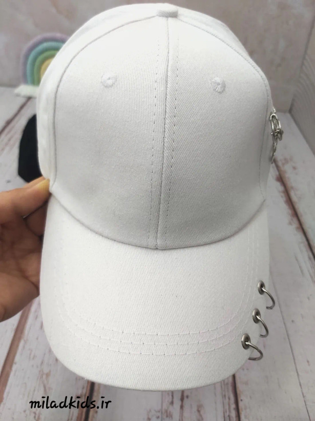 نمای روبرو کلاه کپ دخترانه کتان با پرسینگ حلقه ای رنگ سفید