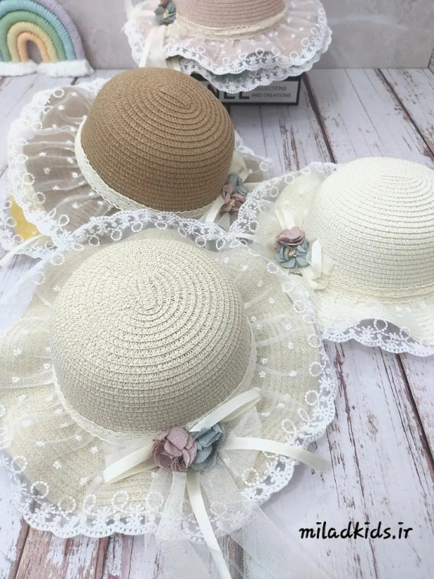 رنگهای شیری،کرم روشن و نسکافه ای کلاه لبه دار توری حصیری در کنار هم جهت مقایسه بهتر رنگها