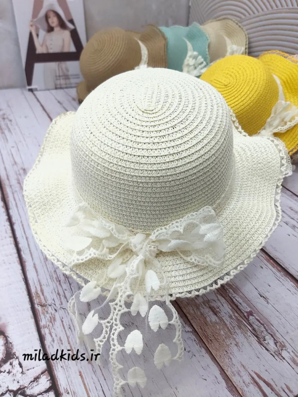کلاه بچگانه لبه پهن ساحلی با پاپیون توری رنگ شیری