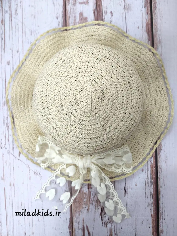 نمای بالا از کلاه لبه پهن ساحلی دخترانه وارداتی با پاپیون توری رنگ کرم روشن