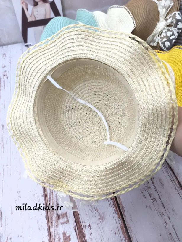 نمای داخلی کلاه لبه دار ساحلی وارداتی دخترانه با پاپیون توری قلبی رنگ کرم روشن