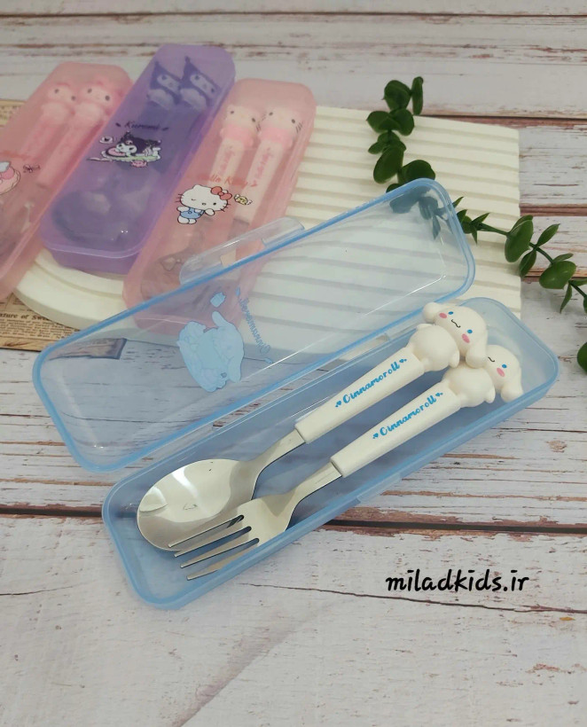 ست قاشق چنگال بچگانه استیل دسته عروسکی مدل سینامورول با جعبه باز