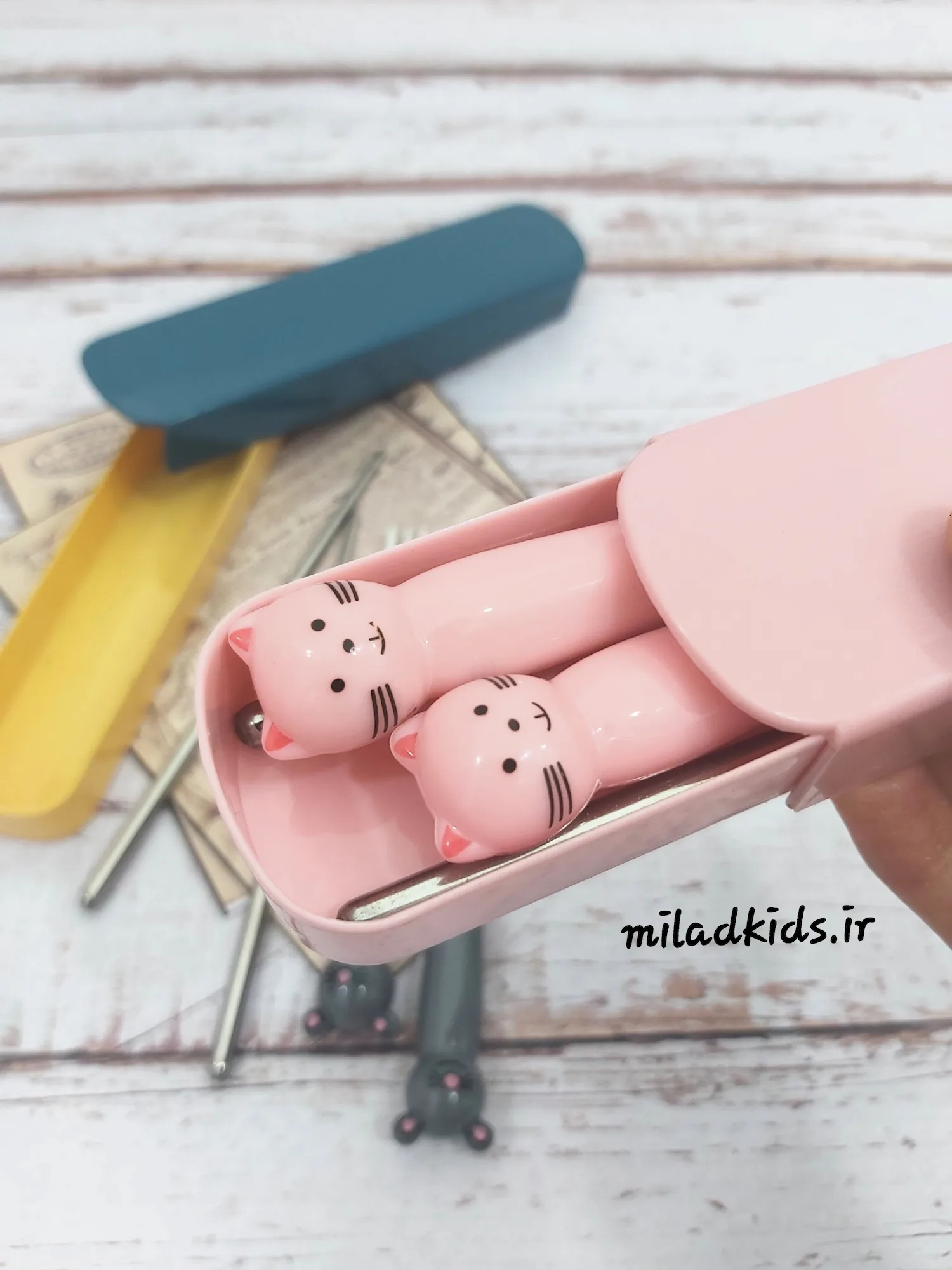 نمای نزدیک عروسک خرس صورتی دسته قاشق چنگال بچگانه