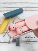 نمای نزدیک عروسک خرس صورتی دسته قاشق چنگال بچگانه