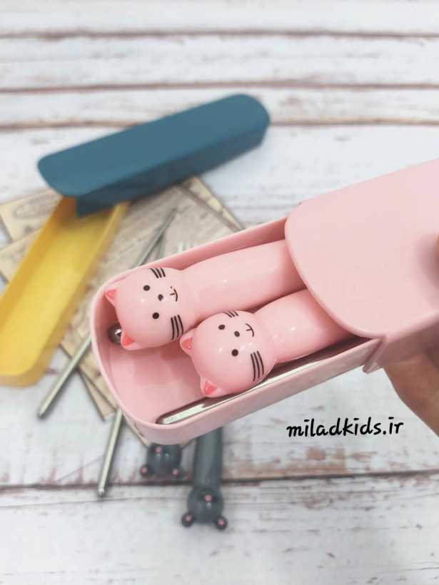 نمای نزدیک عروسک خرس صورتی دسته قاشق چنگال بچگانه