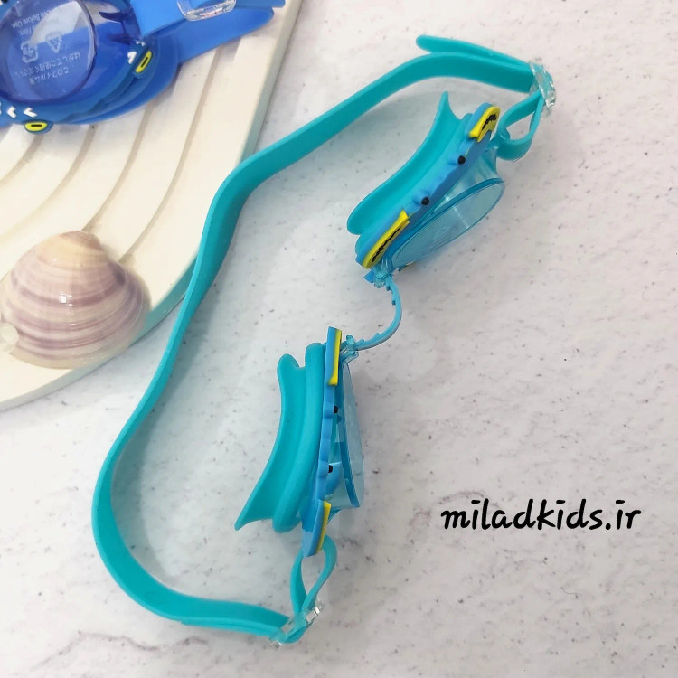 نمای نیمرخ عینک شنای کودک یونگبو طرح خرچنگی