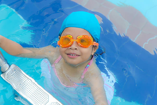 کودک با عینک شنای کودک برند یونگبو(YONGBO) مدل خرچنگی