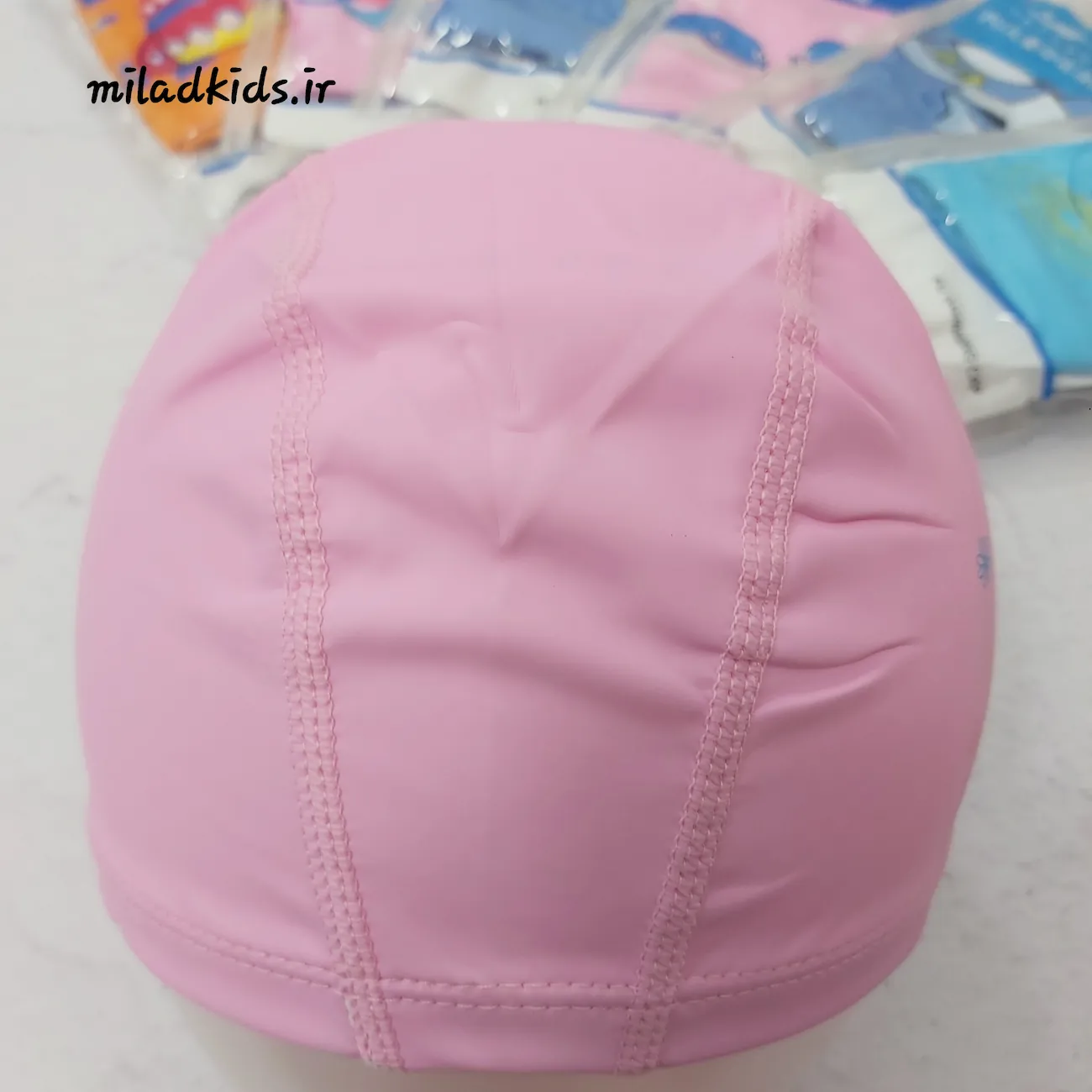 نوار مرکزی با عرض حدود ۶ سانتی‌متر از جنس و رنگ خود کلاه شنای کودک یونگبو