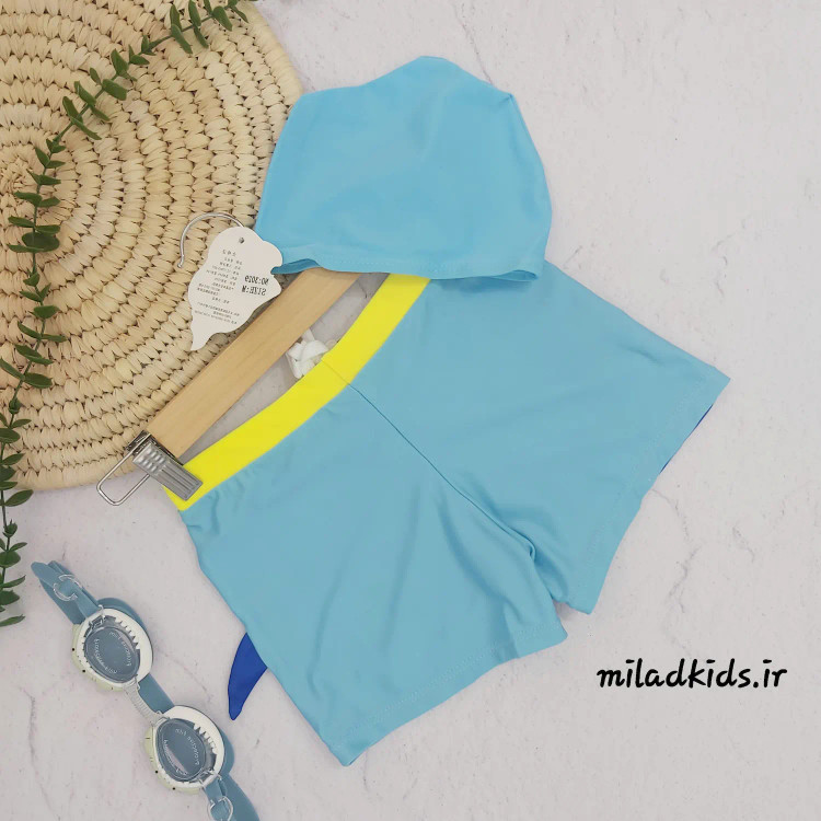 نمای پشت مایو شنا پسرانه کلاه دار طرح کوسه همرا با کلاه شنا ساده