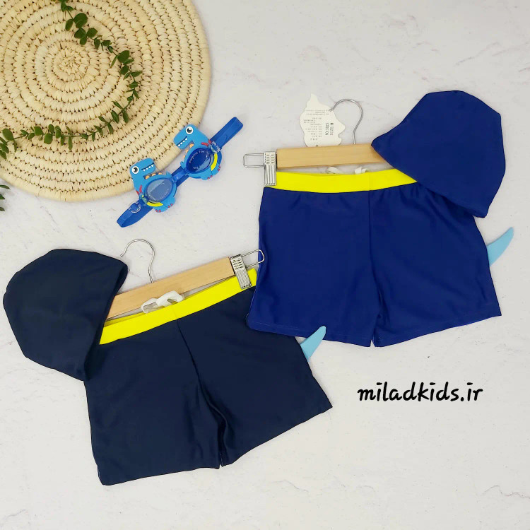 نمای پشت مایو کودک پادار همراه با کلاه طرح دایناسور