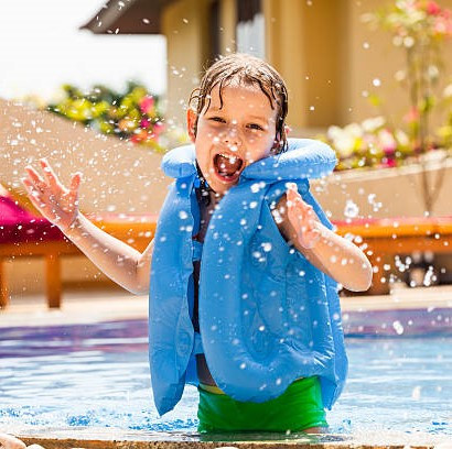 کودک در حال استفاده از جلیقه شنا بادی