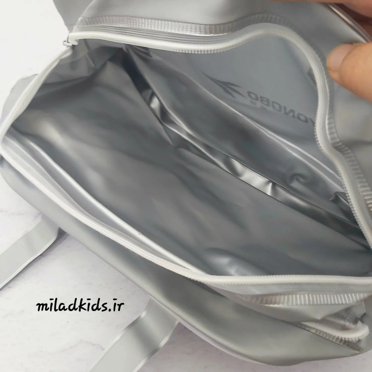 داخل کیف لوازم شنا ضدآب YONGBO دارای دو زیپ