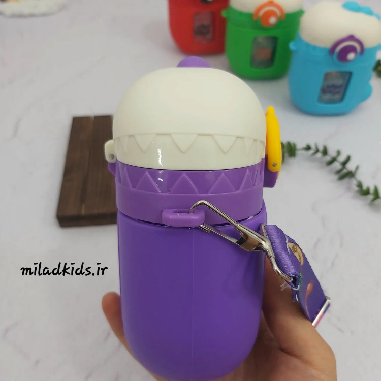 نمای نیم رخ قمقمه دایناسوری نی دار