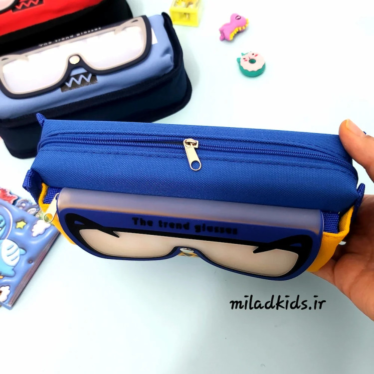 نمای بالا از جامدادی بچه گانه دو زیپ طرح عینک