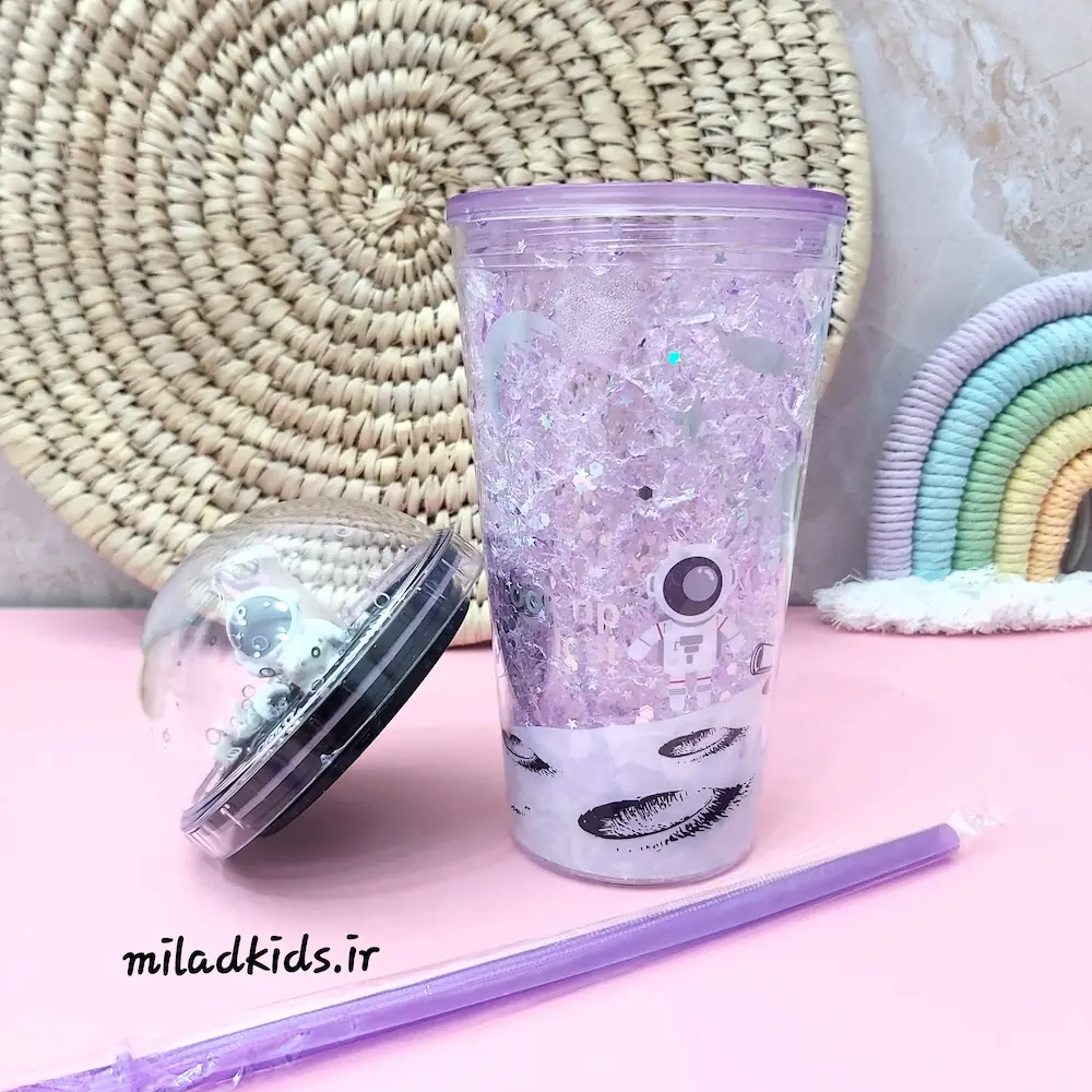 لیوان اسموتی دو جداره ژل دار چراغ دار طرح فضانورد با درب باز و نی پلاستیکی