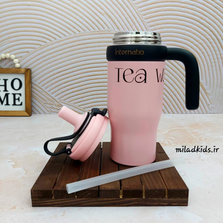 تراول ماگ دسته دار دو حالته دوجداره با درب پیجی باز شده و نی رنگ صورتی