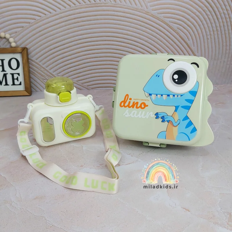 لانچ باکس چند قسمتی پلاستیکی کودک طرح دینو در کنار قمقمه دوربینی کودک