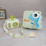 لانچ باکس چند قسمتی پلاستیکی کودک طرح دینو در کنار قمقمه دوربینی کودک