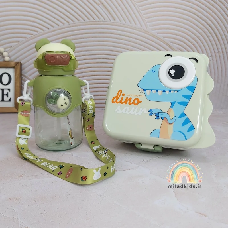 ظرف غذا پلاستیکی طرح دینو در کنار قمقه خرسی استیکردار