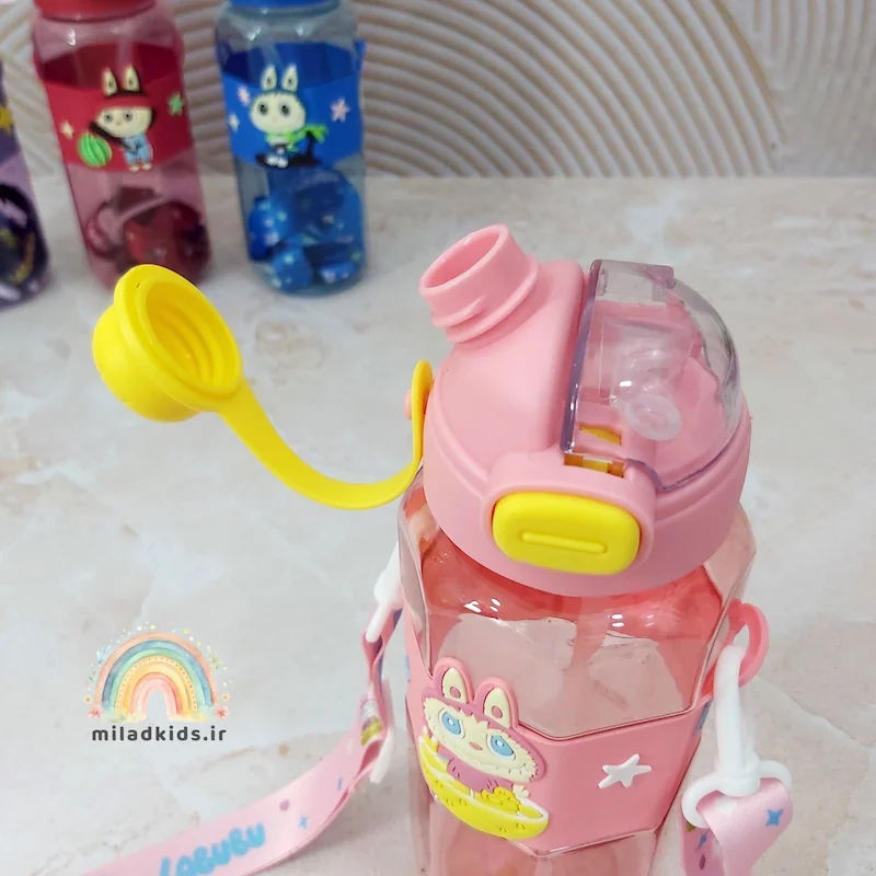 آسان نوش با درب پیچی قمقمه طرح لبوبو دور سیلیکونی رنگ صورتی